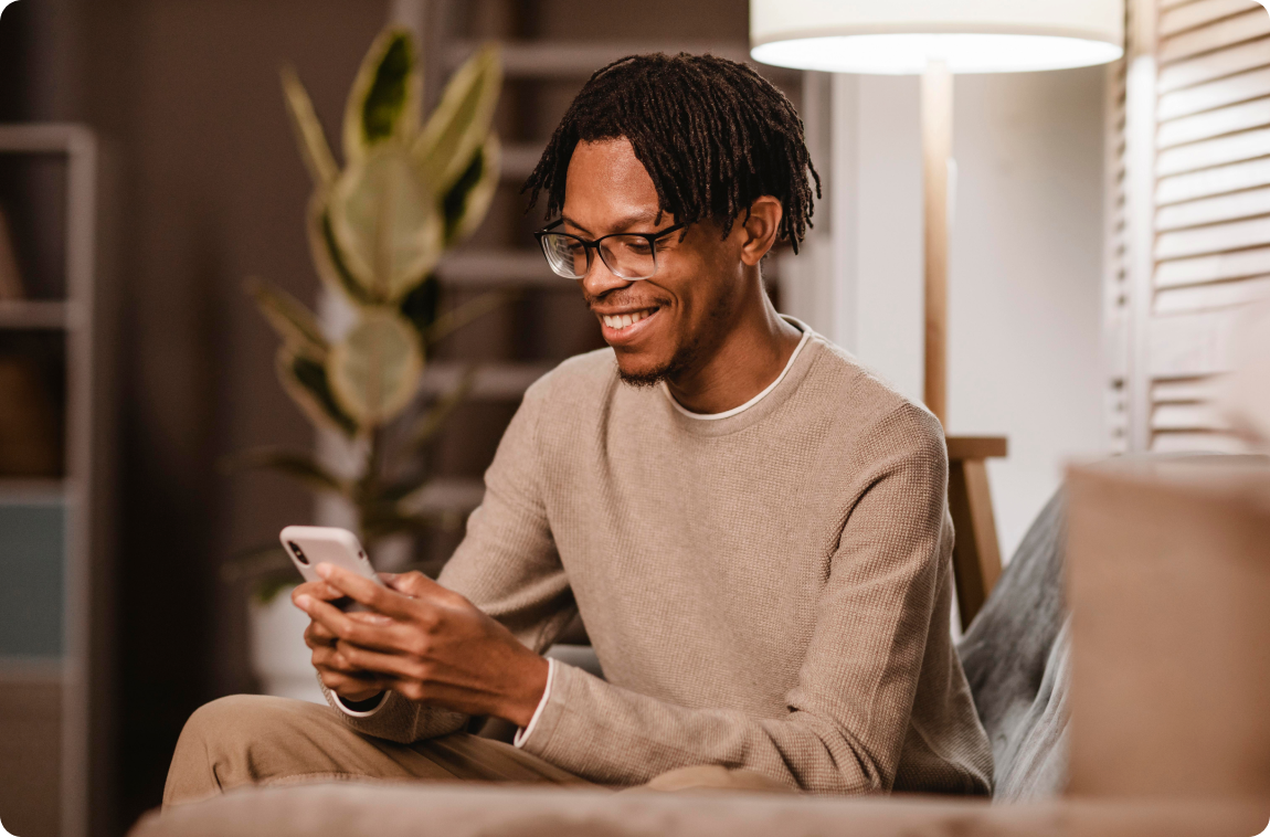 Pessoa sorrindo com celular