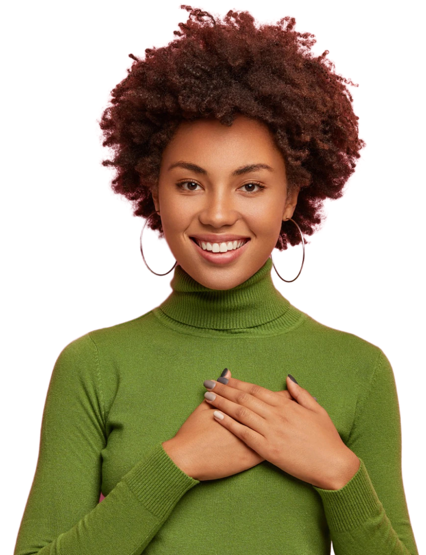 Mulher sorrindo com blusa verde